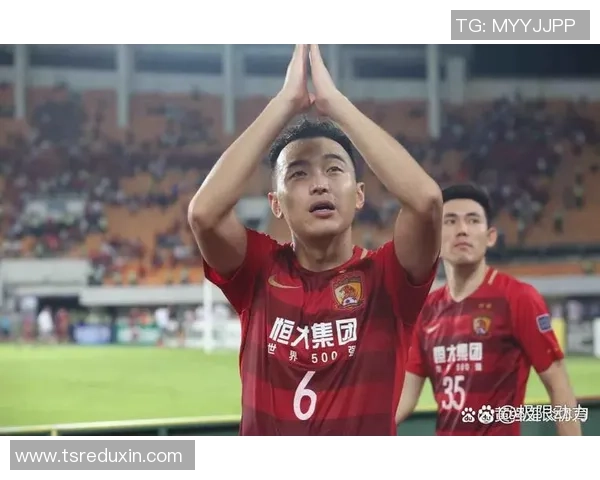 昔日绿茵场上的足球巨星们退役后的生活与新篇章